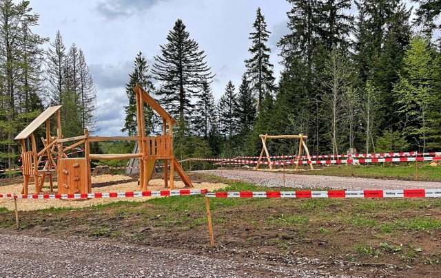 Sobald das Wetter es zulsst, soll der Rasen am neuen Spielplatz gest werden.    | Foto: Stefan Pichler