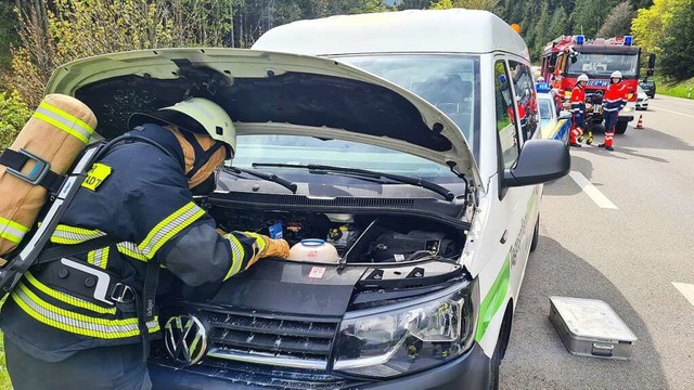 Die Feuerwehr lschte den Brand und ve...ss dieser auf das Fahrzeug bergreift.  | Foto: kamera24