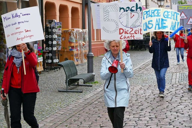 Mit Trillerpfeifen, Ratschen, Megaphon...ung &#8222;Pflege wird laut&#8220; an.  | Foto: Sylvia Sredniawa