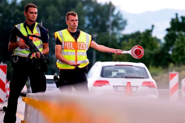 Polizisten kontrollieren im Sommer 201...us sterreich nach Deutschland kommen.  | Foto: Sven Hoppe