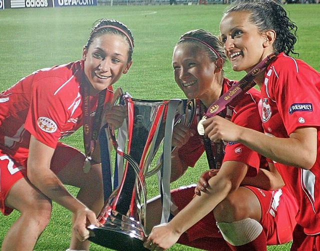 Champions-League-Siegerinnen 2010: Nad...Josephine Henning und Fatmire Bajramaj  | Foto: imago sportfotodienst