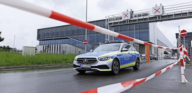 Ein Polizeifahrzeug verlsst nach der Tatortsicherung das Werksgelnde.  | Foto: Julian Rettig (dpa)