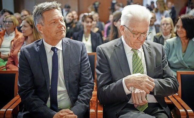 Heimspiel fr Wirtschaftsminister Habe...er neben Ministerprsident Kretschmann  | Foto: Kay Nietfeld (dpa)
