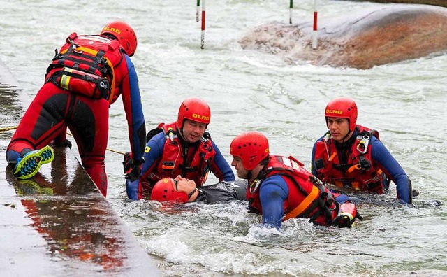 Rettungsschwimmer ben den Ernstfall.  | Foto: Stefan Puchner (dpa)