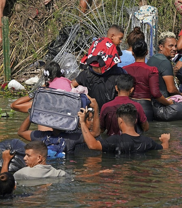 Endlich in den USA: Migranten berqueren den Grenzfluss Rio Grande.  | Foto: Fernando Llano (dpa)