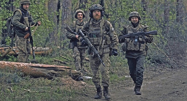 Ukrainische Soldaten marschieren durch...ld in der Nhe der Front bei Kreminna.  | Foto: LIBKOS (dpa)