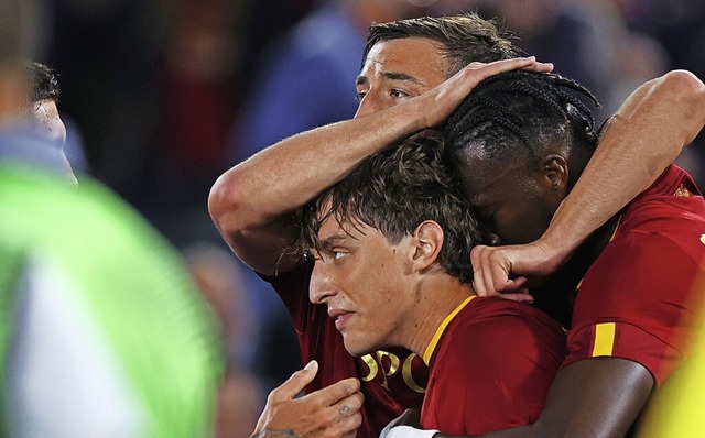 Roms Spieler Edoardo Bove wird nach dem 1:0 von Mitspielern gefeiert.  | Foto: Oliver Weiken (dpa)