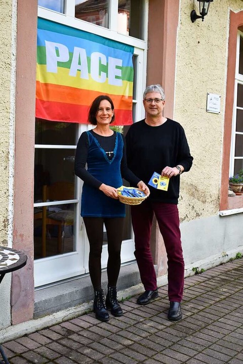 Carola Forstmann  und Jrg Hinderer fr... blau, den Nationalfarben der Ukraine.  | Foto: Leony Stabla