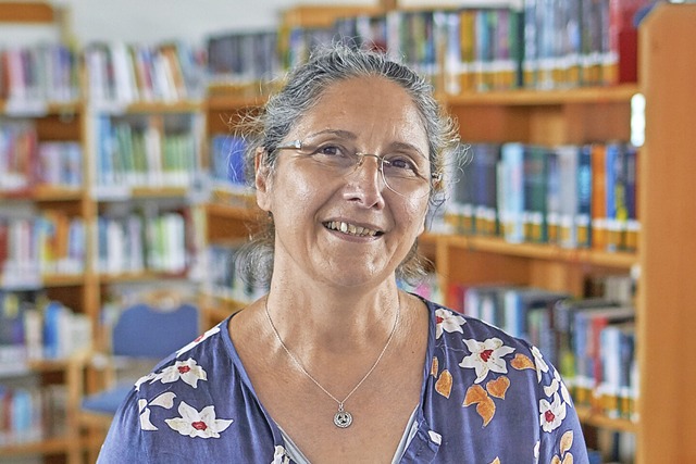 Projektleiterin Marion Mrsdorf in der Bibliothek im Familienzentrum  | Foto: Julia Becker