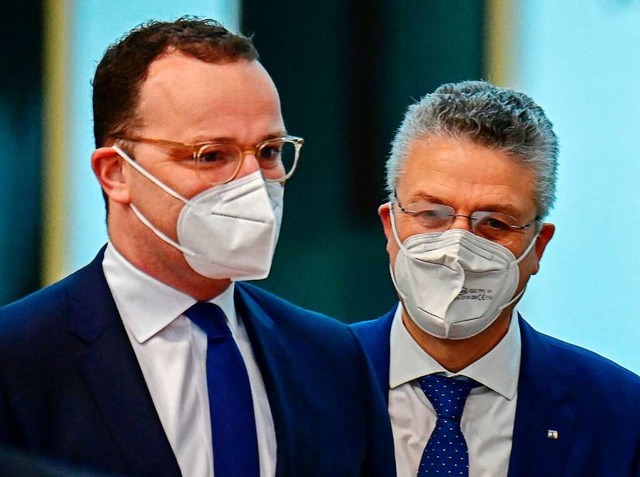 Der damalige Gesundheitsminister Jens ...ten in der Pandemie oft gemeinsam auf.  | Foto: TOBIAS SCHWARZ (AFP)