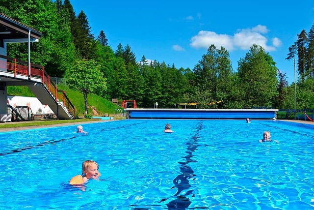 Das Becken in Friedenweiler wird derze...e Juni soll das Freibad wieder ffnen.  | Foto: Liane Schilling