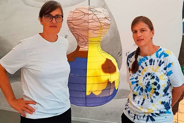 Claudia und Julia Mller mit einem Beispiel ihrer raumgreifenden Zeichnungen  | Foto: Kunsthaus Baselland