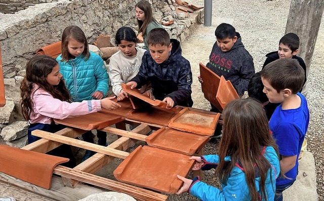 Die Kinder bauten ein Dach &#8211; so wie frher die Rmer.  | Foto: Luisa Zhringer
