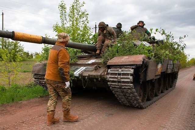 Ein ukrainischer Panzer fhrt auf einer Strae in der Nhe von Bachmut.  | Foto: Boghdan Kutiepov (dpa)