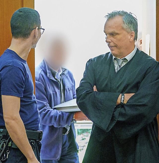 Der angeklagte ehemalige Oberstaatsanwalt betritt das Gericht.  | Foto: Andreas Arnold (dpa)
