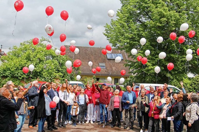Rote und weie Luftballons stiegen bei... Freitag in Herbolzheim in den Himmel.  | Foto: Ruth Seitz