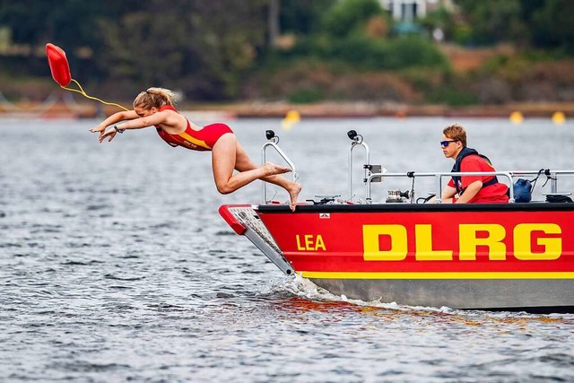 Die DLRG beklagt, dass immer weniger Kinder frh schwimmen lernen.  | Foto: Marcel Kusch (dpa)