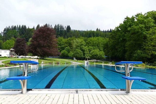 Noch liegt das Wasser im Schwimmerbeck...s Waldbads Bad Sckingen unberhrt da.  | Foto: Florian Schmieder