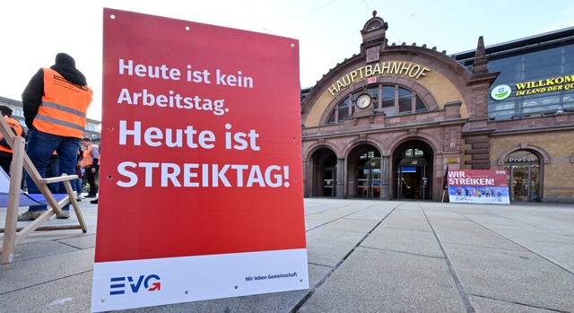 2023, Thringen, Erfurt: Heute ist St... Plakat vor dem Erfurter Hauptbahnhof.  | Foto: Martin Schutt (dpa)