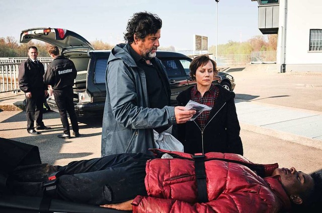 Der Tote vom Wehr: Friedemann Berg (Ha...ranziska Tobler (Eva Lbau) mit Chris.  | Foto: SWR/Benot Linder