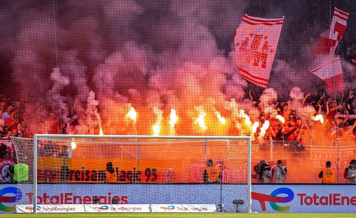 Fans des SC Freiburg zünden Bengalisches Feuer im Stadion in Berlin.  | Foto: Andreas Gora (dpa)
