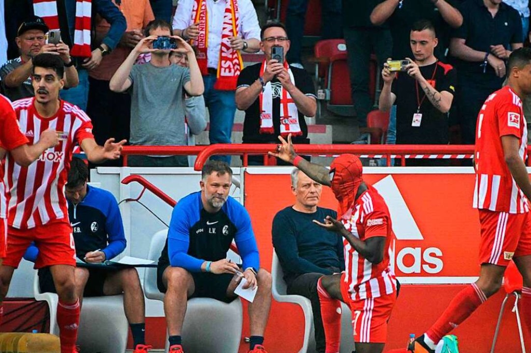 Union-Berlin-Strmer Sheraldo Becker feiert sein 2:0 mit einer Spiderman-Maske.  | Foto: TOBIAS SCHWARZ (AFP)
