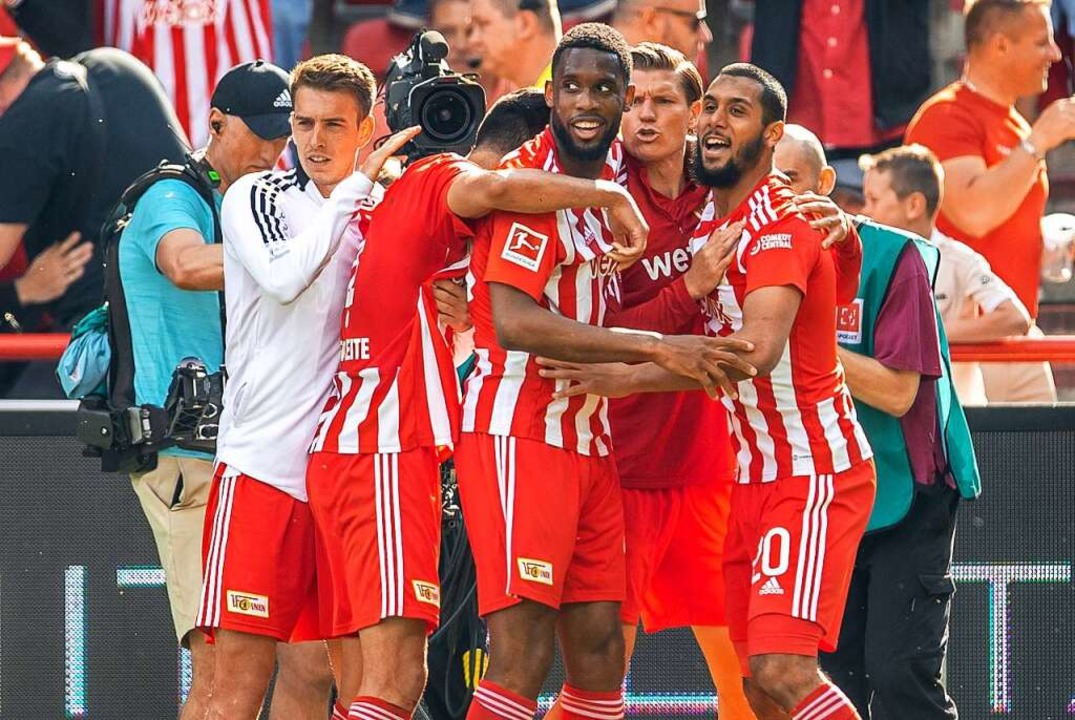 Jubelnde Berliner nach dem 4:2: Union ...nde offenbar noch mehr Benzin im Tank.  | Foto: Andreas Gora (dpa)