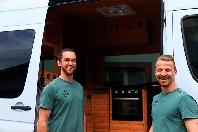 Max Dreher (links) und Jonas Sthr bauen in Weil Campingbusse um.  | Foto: Eyp Ertan