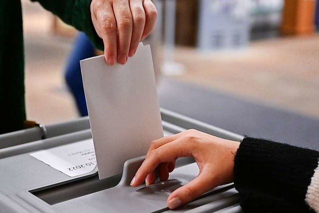 Noch bis 18 Uhr hat das Wahllokal in H... um ein Symbolbild einer anderen Wahl.  | Foto: Bernd Weibrod (dpa)