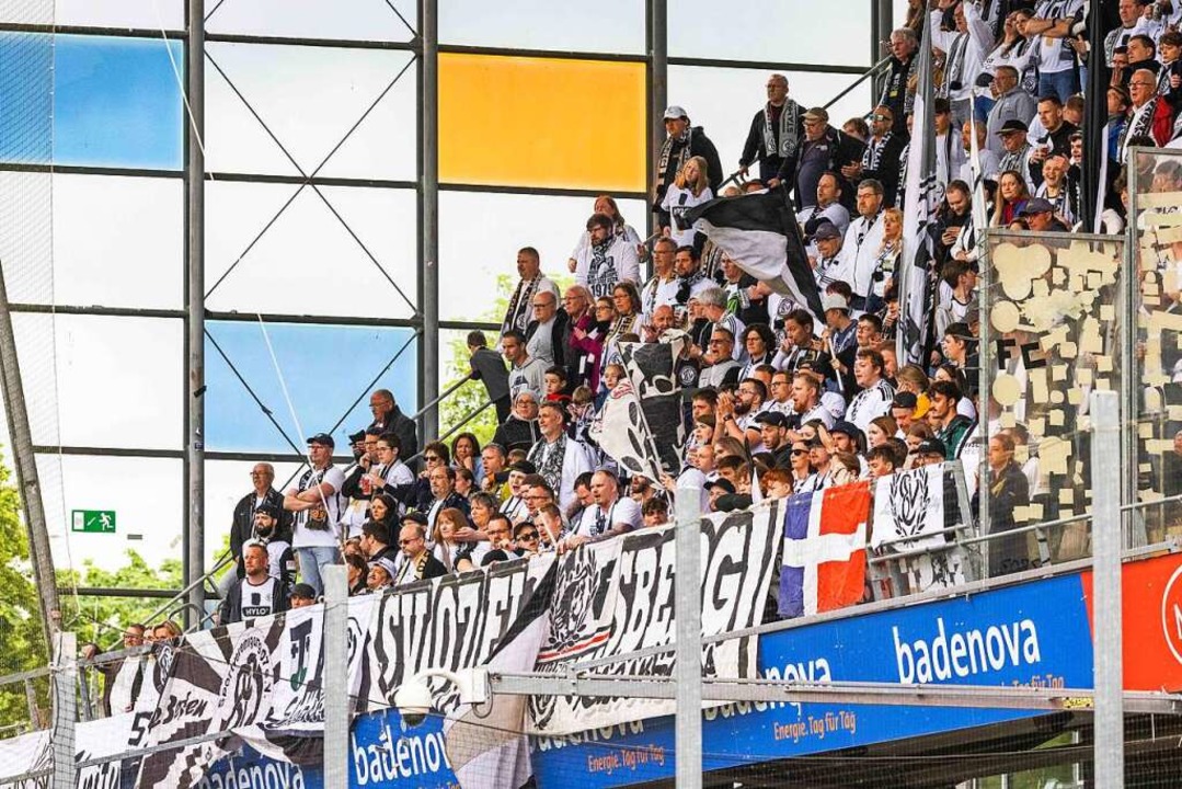 Knapp 1000 Gstefans waren aus dem Saarland mit nach Freiburg gekommen.  | Foto: Philipp von Ditfurth (dpa)