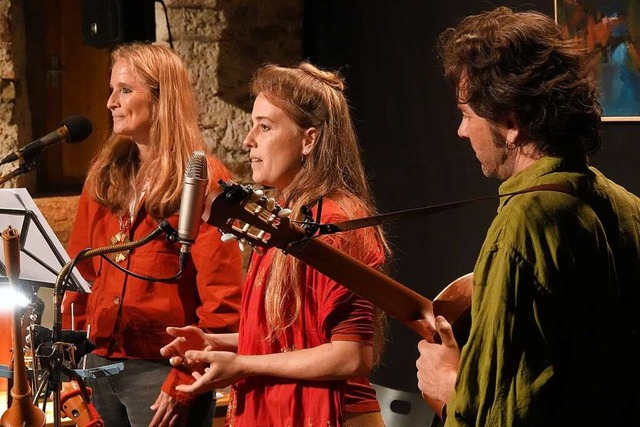 Die Burgschreiberin Anke Ricklefs mit ...der Kultschr im Schweizer Laufenburg  | Foto: Peter Schtz