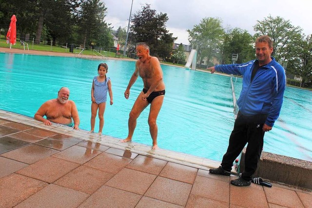 Nur wenige Wagemutige wie hier (von li...asser bei Schwimmmeister Mathias Wst.  | Foto: Ralph Lacher