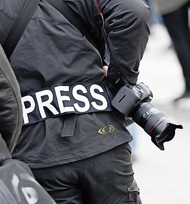 Ein Fotoreporter bei der Arbeit.  | Foto: Markus Scholz (dpa)