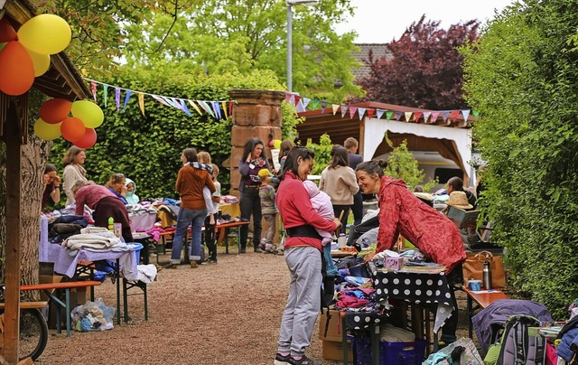 An den Flohmarktstnden in Ettenheimweiler gab es viel zu entdecken.   | Foto: Sandra Decoux