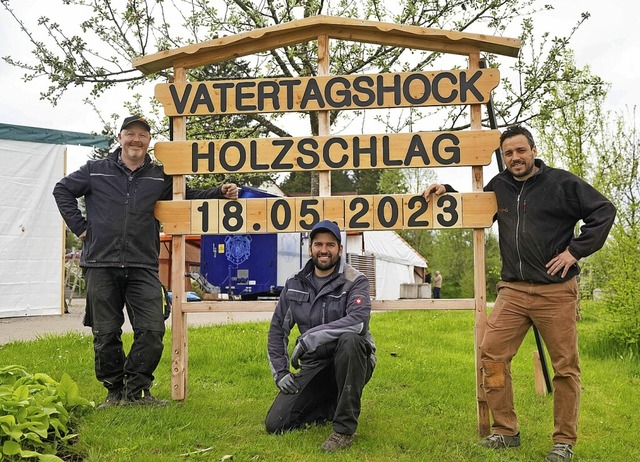 Angepackt haben am Samstag beim Aufbau...(links) und Zeltmeister Ralf Schuppler  | Foto: Wolfgang Scheu