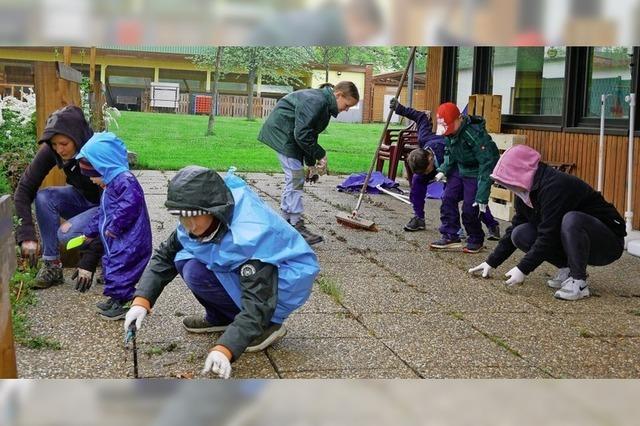 Fleiige Helfer trotzen Regenwetter