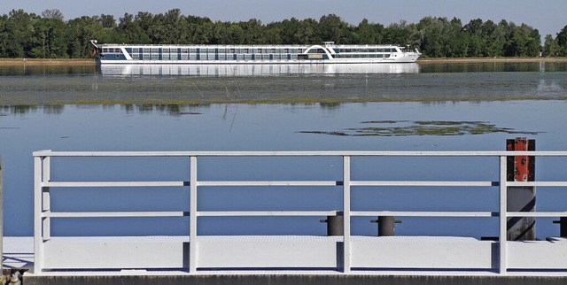 Blick vom Anleger auf Weisweiler Seite...fahrtschiff bei Schoenau angelegt hat.  | Foto: Patrik Mller