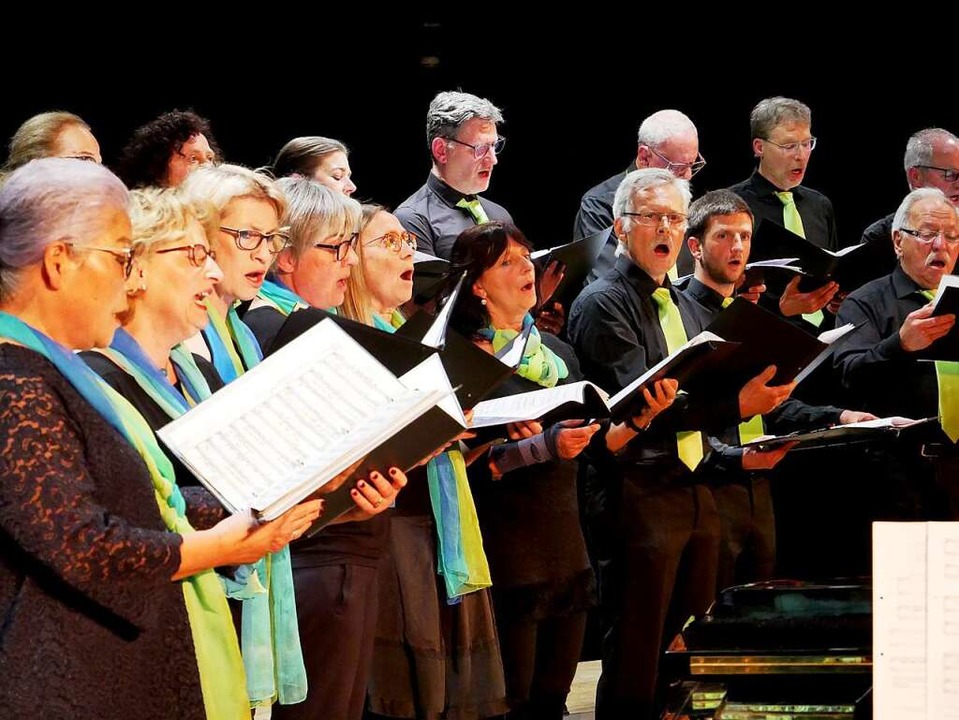 Die Sngerinnen und Snger des Da Chor...Medley aus dem Musical Les Misrables.  | Foto: Eva Korinth