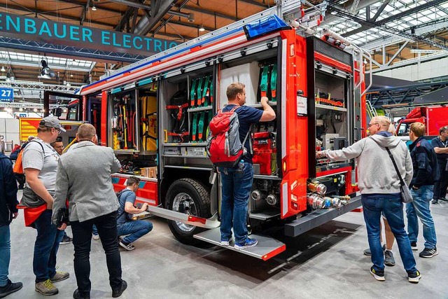 Der Hersteller Rosenbauer stellte 2022 eine E-Feuerwehr auf einer Fachmesse vor.  | Foto: IMAGO/Jochen Tack