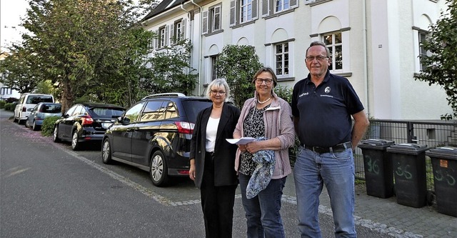 Petra Huth vor ihrem Haus in der Kande...en mssen oft nach Parkpltzen suchen.  | Foto: Sylvia-Karina Jahn