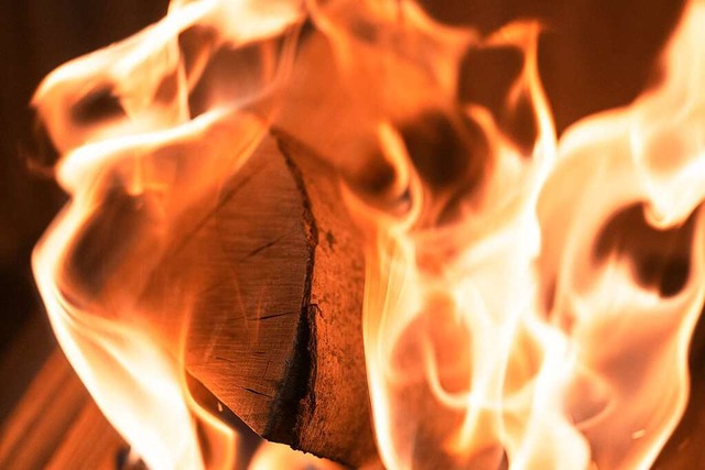 Holzscheite brennen in einem Ofen.   | Foto: Sebastian Gollnow