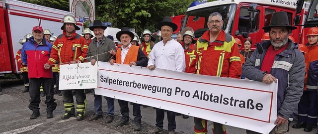 Solidaritt mit der Salpetererbewegung...(Feuerwehr Grwihl) und Ulrich Winkler  | Foto: Peter Schtz