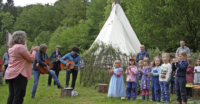 Die Wurzelkinder erffnen die Jubilum...g des Waldkindergartens mit einem Lied  | Foto: Lara Stanzel