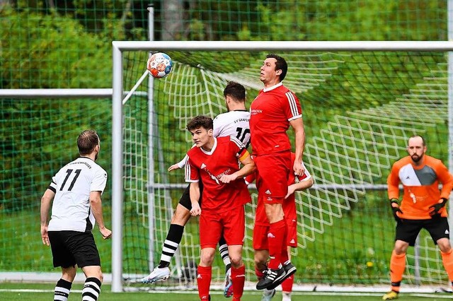 Die Roten der SG Schluchsee strecken s... nichts. Die Boll-Elf gewinnt mit 4:2.  | Foto: Wolfgang Scheu