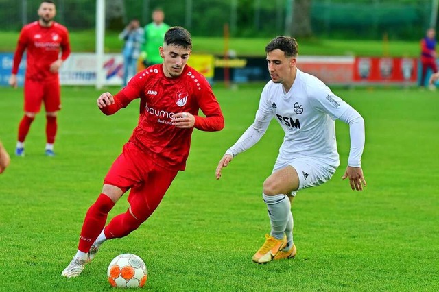 Ilija Galic (rotes Trikot) erzielte im...Yannik Rohrer vom FSV Rot-Wei Stegen.  | Foto: Daniel Thoma