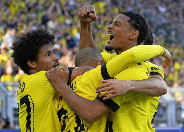 Donyell Malen (Mitte) jubelt nach dem ...it  Karim Adeyemi und Sebastien Haller  | Foto: INA FASSBENDER (AFP)