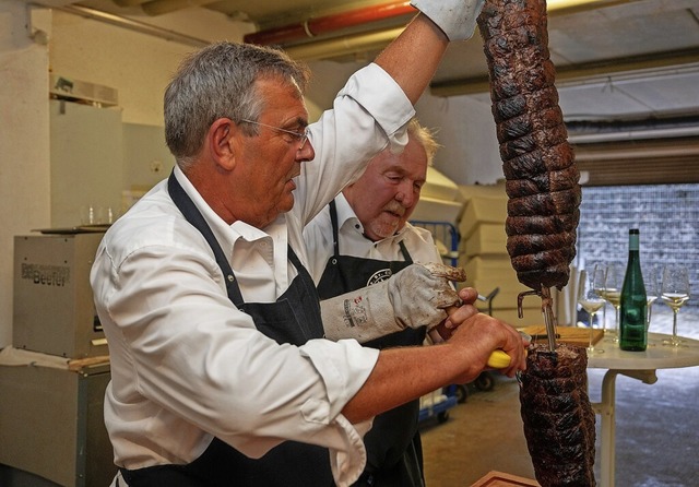 Arno Milde und Reiner Honecker vom Spi...nen einen Roast-Beef-Braten vom Spie.  | Foto: Harald Tittel (dpa)