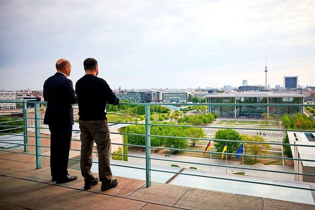 Olaf Scholz  und sein Gast aus Kiew blicken vom Kanzleramt aus ber Berlin.  | Foto: HANDOUT (AFP)