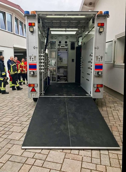 In einem speziell ausgersteten Hnger...rettete Khe und Pferde transportiert.  | Foto: Jutta Schtz
