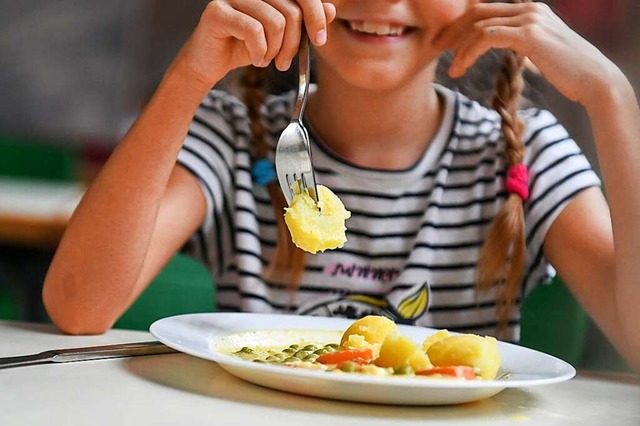 Wie ausgewogen ist Essen in Gemeinschaftseinrichtungen?  | Foto: Jens Kalaene (dpa)